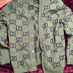 It’s a Gucci GG wool jacquard cardigan. It’s in perfect and excellent condition.